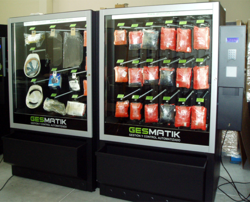 Vending machine for workwear and helmets