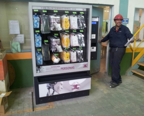 Large-scale industrial vending machine for products