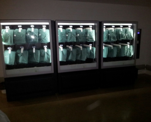 Máquina de vending triple instalada en centro hospitalario